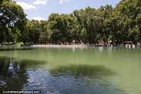 Versão maior do Caminhe ao redor da grande lagoa no Parque Mayo em San Juan.