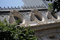 Versión más grande de Ventanas de ojo de buey redondas en fila con caras y una bonita fachada en Rosario.