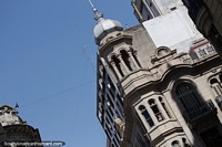 Rosario es una ciudad interesante para caminar y descubrir los edificios y torres antiguas. Argentina, Sudamerica.