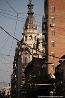 Torre distante a la luz del sol en una larga calle de Rosario.