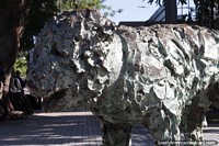 Fernando de Victor Marchese, escultura en bronce de un perro en Resistencia. Argentina, Sudamerica.