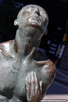 Versão maior do Ansia de Luz por Herminio Blotta, escultura de bronze de um figura na rua em Resistencia.
