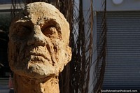 Larger version of Cabeza (Head), sculpture in Resistencia by Aurelio Macchi, 2011.