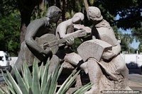 Versão maior do Bordeando de Francesco Martire, escultura de 3 músicos atuando em Resistencia.