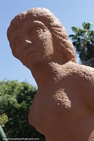 Versão maior do Figura de Vicente Puig, escultura realizada em 1961 e exposta em Resistencia.