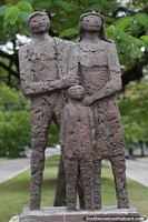 Family, bronze sculpture by Francisco Reyes in Resistencia. Argentina, South America.