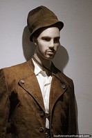 Homem vestido de camura marrom, modelo do museu de histria de Obera.