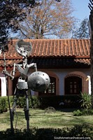 Soldado de metal com lana e escudo fica do lado de fora da casa espanhola no Parque das Naes em Obera.