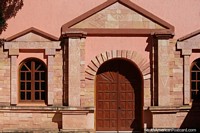 Bela fachada da Casa Paraguaia no Parque das Naes de Obera.