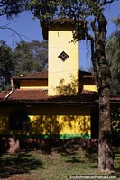 Em 1932 os primeiros imigrantes do Brasil chegaram a Obera, esta torre amarela os representa no Parque das Naes.