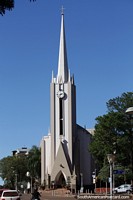Torre alta e fina da Catedral de San Antonio em Obera, construda em 1943 em estilo neogtico.