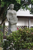 Estatua de una mujer en los jardines del ayuntamiento de Puerto Rico, Misiones.