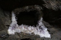 Grupos de piedras preciosas se forman a partir de un agujero en la pared de una cueva en Wanda, Misiones.
