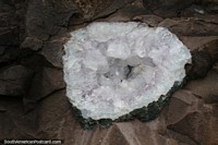 Formacin de cristales blancos redondos en la Mina de Piedras Preciosas de Wanda, Misiones.