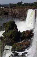 Verso maior do O rugido estrondoso da gua batendo nas rochas de Puerto Iguazu.