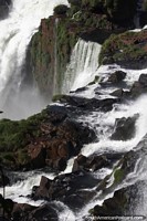 As pessoas adoram ver grandes massas de gua e Puerto Iguazu no  exceo! Argentina, Amrica do Sul.