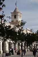 Museo de Historia del Norte con torre y arcos, edificio del 1700 en Salta.