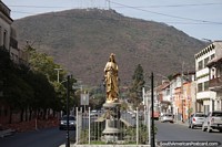 Estatua dorada de la Virgen Inmaculada frente al Cerro San Bernardo en Salta. Argentina, Sudamerica.