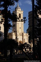 A luz do sol da manhã atinge a Catedral Basílica do Santo Salvador (1761-65) em Jujuy. Argentina, América do Sul.