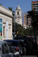 Torre de la catedral de Jujuy, vista desde lejos calle abajo.