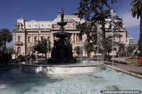El Palacio de Gobierno y fuente en Plaza Belgrano, Jujuy.
