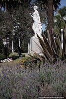Versin ms grande de Hermosa estatua femenina llamada La Paz en los jardines al lado del Palacio de Gobierno en Jujuy.