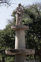 Idoso e criana, monumento alto num parque de Santa Cruz. Bolvia, Amrica do Sul.