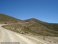 A estrada sinuosa e áspera entre Tupiza e Uyuni. Bolívia, América do Sul.