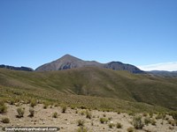 Terreno de barão e bastante seco entre Tupiza e Uyuni. Bolívia, América do Sul.