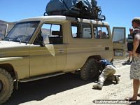 O 1o de 2 pneus furados em via através de terreno áspero de Tupiza a Uyuni em um jipe. Bolívia, América do Sul.