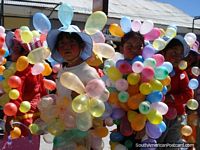 Crianças de balão na pompa em Uyuni. Bolívia, América do Sul.