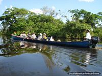 Versão maior do Um grupo em um barco fluvial em pampas em Rurrenabaque.