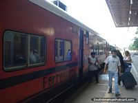 Aka Oriental Ferroviaria El Tren de Muerte de Santa Cruz a la frontera de Brasil en Quijarro se va de Bimodal Terminal. Bolivia, Sudamerica.