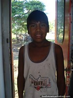 O rapaz boliviano jovem nunca tinha visto uma câmera antes, Santa Cruz a Quijarro. Bolívia, América do Sul.