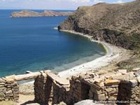 Muitas baïas como isto são todos em volta da Ilha do Sol em Lago Titicaca. Bolívia, América do Sul.