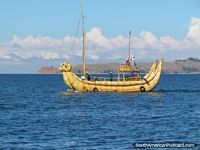 Barco de dragão no Lago Titicaca. Bolívia, América do Sul.