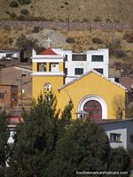 Igreja amarela em San Pablo de Tiquina junto do Lago Titicaca. Bolívia, América do Sul.