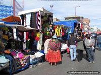 Mercado de roupa em Oruro. Bolívia, América do Sul.