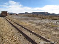 Versión más grande de Yarda del tren en pequeña ciudad de Oruro a Uyuni.