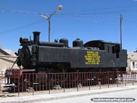 Avenida Ferroviaria em Uyuni tem muitos estrada de ferro e monumentos de trem e maquinismo histórico. Bolívia, América do Sul.