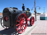 Viejo tren del vapor con ruedas rojas en Avenida Ferroviaria en Uyuni. Bolivia, Sudamerica.