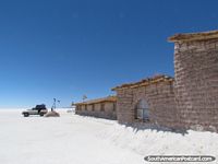 O hotel de sal e um jipe no Salar de Uyuni. Bolívia, América do Sul.