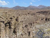 Paisagem de Idade da Pedra de rochas e seixos rolados entre Tica Tica e Potosi. Bolívia, América do Sul.