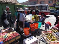 Compre provistas por el viaje de la mina en el mercado de mineros, Potosi. Bolivia, Sudamerica.