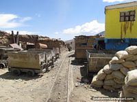 A pista de carril que fica sem minas de Colina Rico em Potosi. Bolívia, América do Sul.