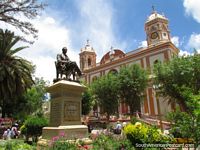 Plaza Independencia del parque central de Tupizas, iglesia y monumento. Bolivia, Sudamerica.