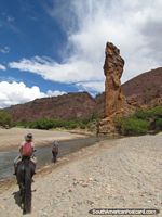 Torre de rocha junto de rio em cavalo de Tupiza que monta viagem. Bolívia, América do Sul.
