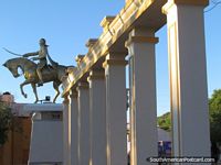 Plazoleta Simon Bolivar, colunas e monumento em Villazon. Bolívia, América do Sul.