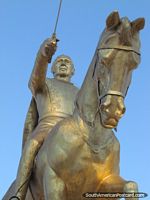 Simon Bolivar em cavalo com monumento de espada em Villazon. Bolívia, América do Sul.