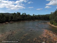 O Rio Parapeti com muitos seixos rolados marrons entre a borda do Paraguai e Santa Cruz. Bolívia, América do Sul.